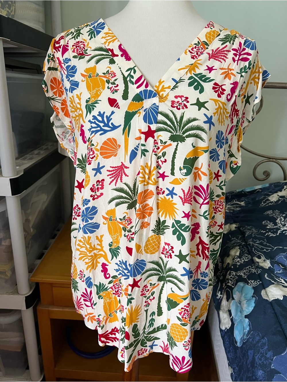 Chaus New York Women’s Medium Rayon Tropical Print V-Neck Top - White Multi